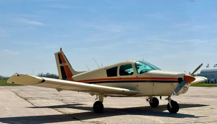 A Piper Cherokee on the ramp